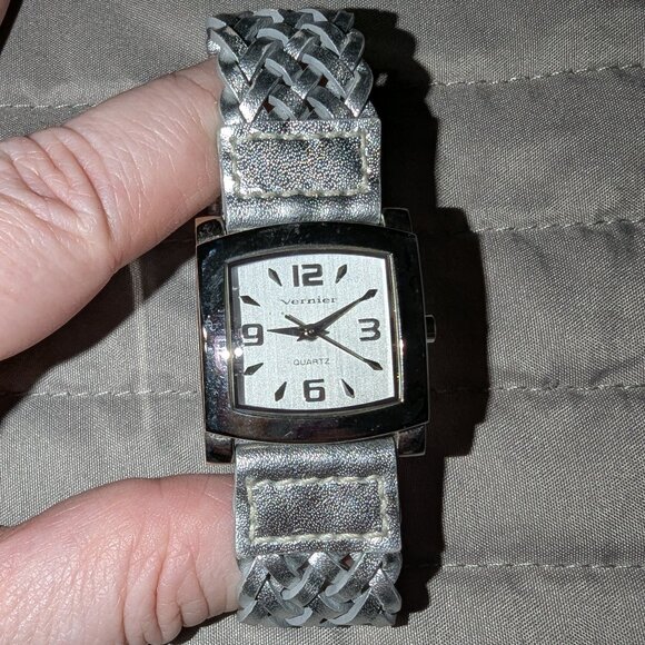 FREE with $10+ Bundle ~ Working Vernier Watch 3347 - Picture 1 of 5